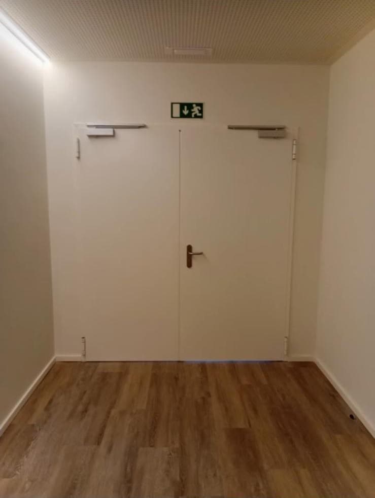 Porta dupla corta-fogo com sinalética de emergência